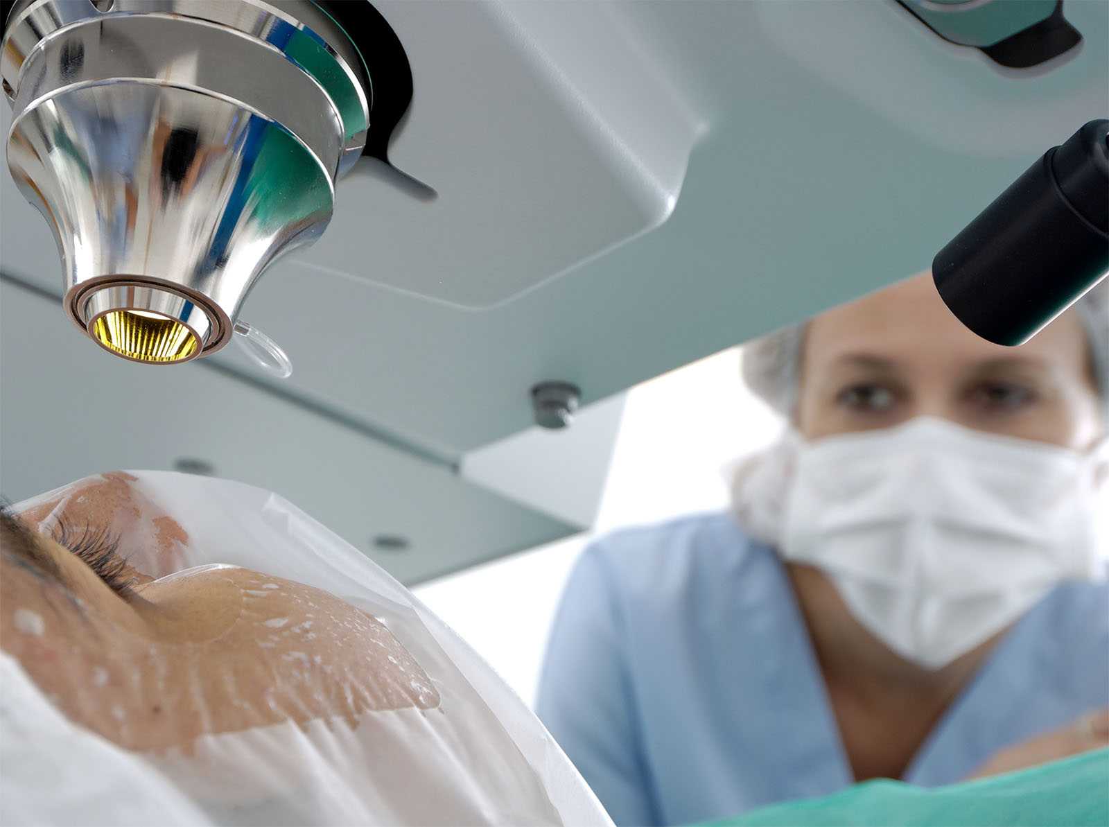 Bloc opératoire moderne équipé de matériel ophtalmologique de pointe